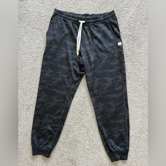NWOT Vuori Womans Camo Performance Jogger with Dreamknit Fabric Size Medium